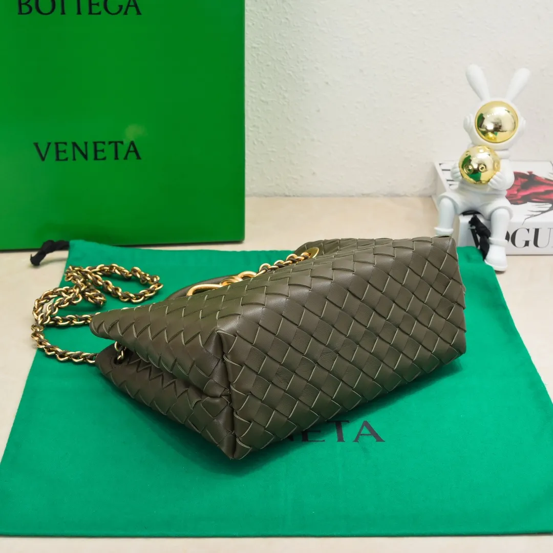 Batch 1960 BOTTEGA VENETA 2024 spring and summer new small ANDIAMO chain bag is also available! 🔥🔥I believe many friends have been waiting for a long time. The metallic chain adds a touch of sophistication to the original softness and elegance of Andiamo. The collision of classic craftsmanship and elegance creates a different kind of beauty. Style number: 6008 Size: 25*22*10.5cm